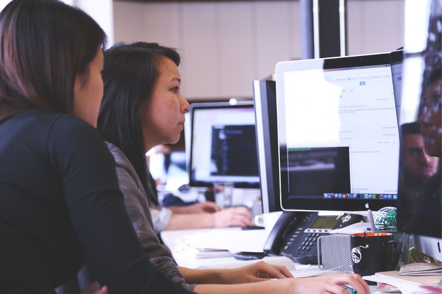 mujeres trabajando en oficina