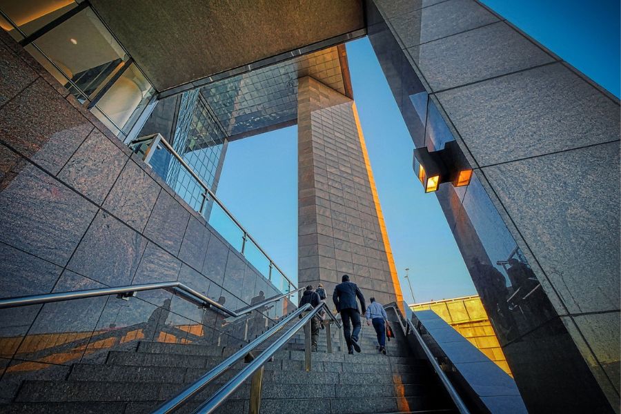 escaleras edificio de empresas